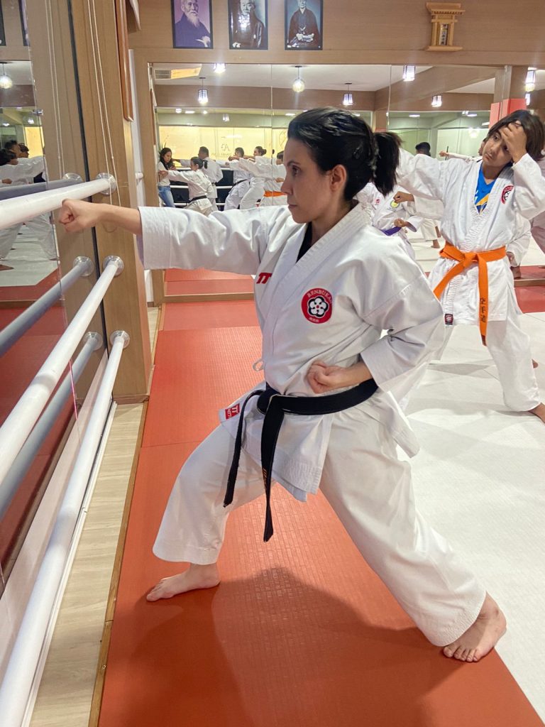 Aula de Karate Shotokan - Sensei Francisco Santiago - Renbukan Brasil - Escola de Artes Marciais Japonesas - Cotia - São Paulo - Sensei Barbara Balafronte