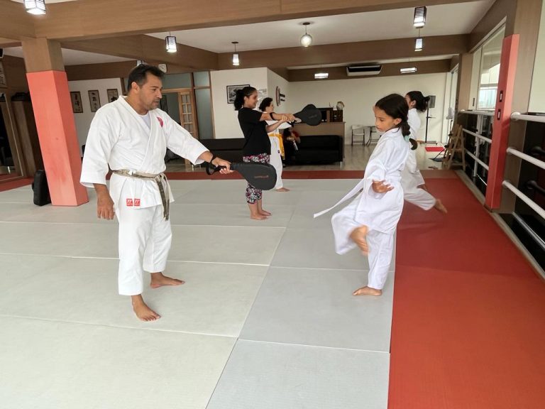 Aula de Karate da turma da tarde - Sensei Francisco Santiago - Renbukan Brasil - Cotia - São Paulo