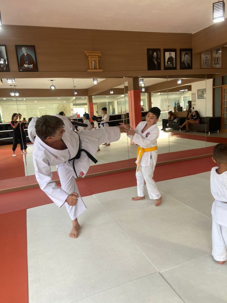 Aula de karate infantil - Sensei Roberto Nacimento - Renbukan Brasil - Escola de Artes Marciais Japonesas - Cotia - São Paulo