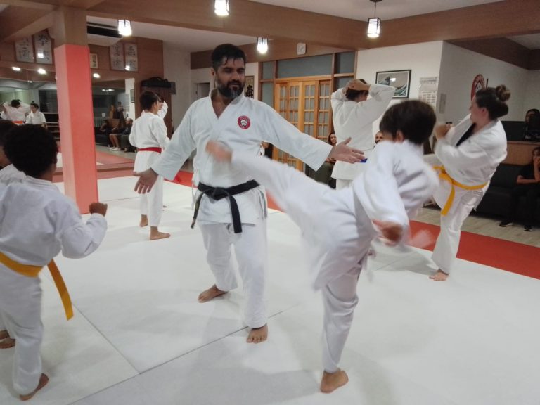 Aulas de Karate Shotokan - Sensei Francisco Santiago - Renbukan Brasil - Escola de artes Marciais Japonesas - Cotia - São Paulo - Defesa Pessoal - (10)