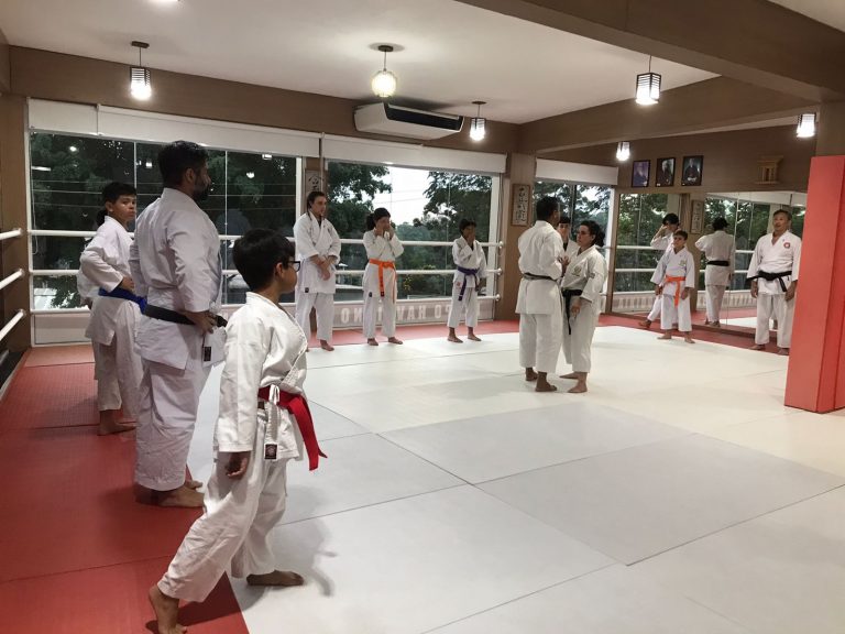 Aulas de Karate Shotokan - Sensei Francisco Santiago - Renbukan Brasil - Escola de artes Marciais Japonesas - Cotia - São Paulo - Defesa Pessoal - Barbara Belafronte - Francisco Santiago