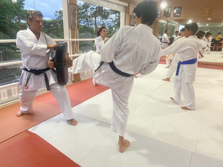 Aulas de Karate Shotokan - Sensei Francisco Santiago - Renbukan Brasil - Escola de artes Marciais Japonesas - Cotia - São Paulo - Defesa Pessoal - Roberto nascimento - Barbara Belafronte