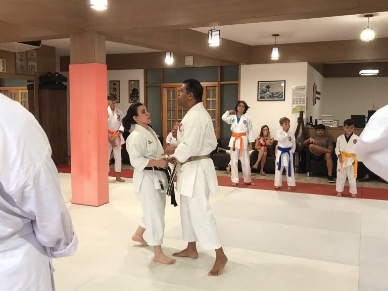Aulas de Karate Shotokan - Sensei Francisco Santiago - Renbukan Brasil - Escola de artes Marciais Japonesas - Cotia - São Paulo - Sensei Francisco Santiago - Sensei Barbara Belafronte (1)