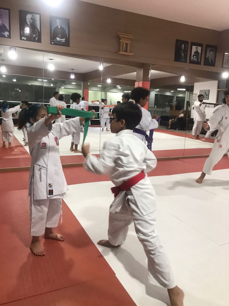 Aulas de 23 de Março de 2023 - Karate Shotokan - Sensei Francisco Santiago - Renbukan Brasil - Escola de Artes Marciais Japonesas - Cotia - São Paulo - Fiorella Boanguro - Yago Seto