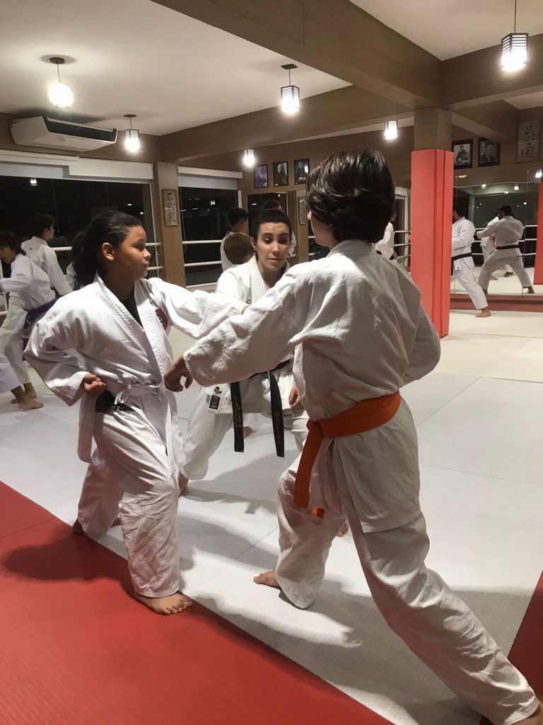 Aulas de 21 de Março de 2023 - Karate Shotokan - Sensei Francisco Santiago - Renbukan Brasil - Escola de Artes Marciais Japonesas - Cotia - São Paulo - Snesei Bárbara Belafronte